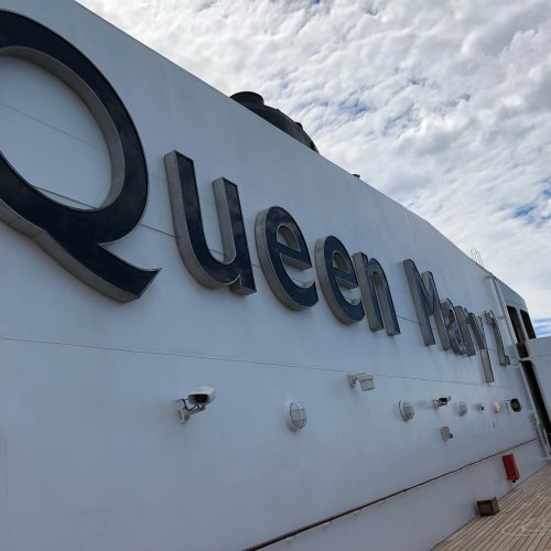 Queen mary2 cruise ship 