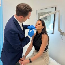 Sculpting and defining with Jawline Filler