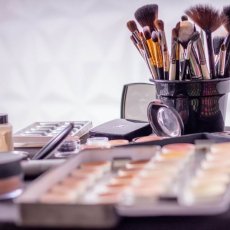 MAKEUP ARTIST. LASH TECH